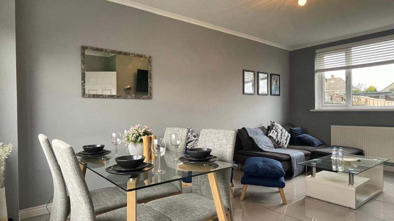 Fully Serviced Three Bed House In 杜伦 外观 照片