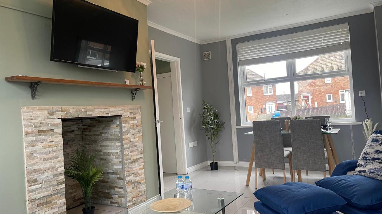 Fully Serviced Three Bed House In 杜伦 外观 照片